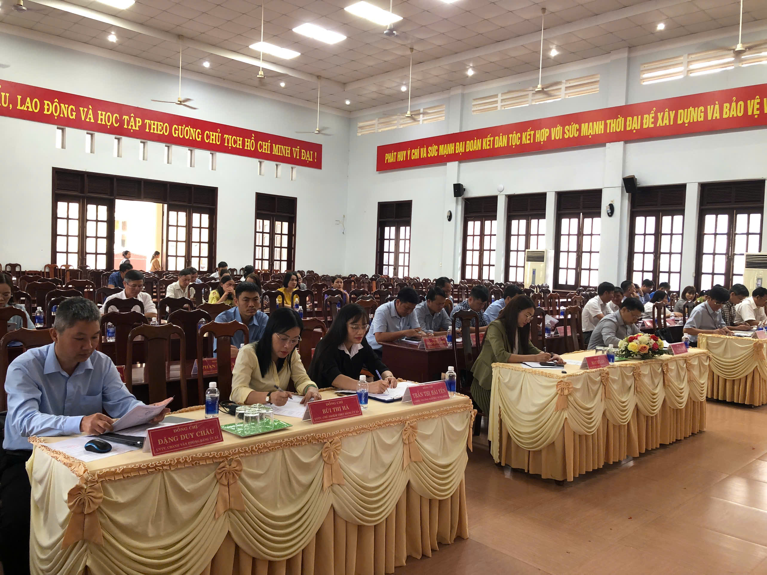 Đại biểu tham dự hội nghị 3